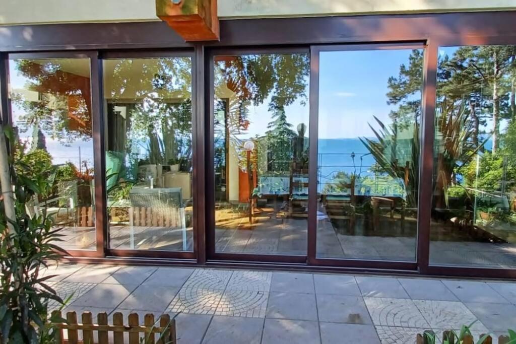 Brezza Marina - Appartamento In Villa Fronte Mare Trieste Eksteriør billede