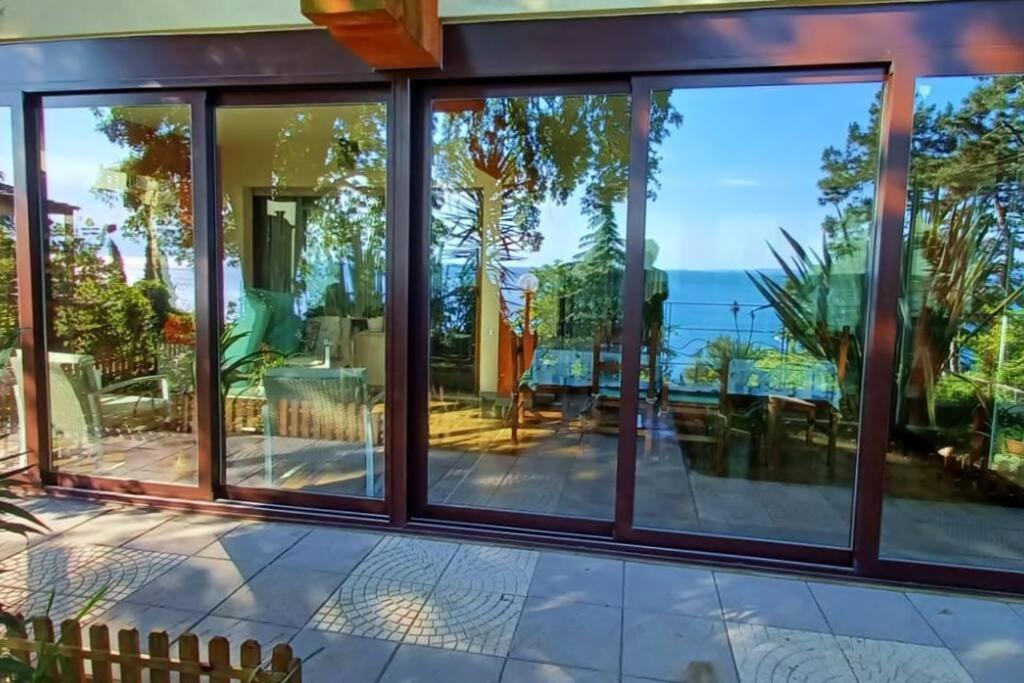 Brezza Marina - Appartamento In Villa Fronte Mare Trieste Eksteriør billede