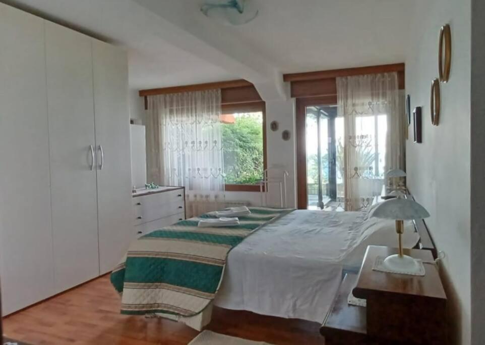 Brezza Marina - Appartamento In Villa Fronte Mare Trieste Eksteriør billede