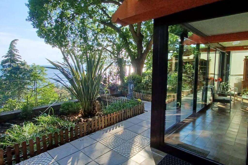 Brezza Marina - Appartamento In Villa Fronte Mare Trieste Eksteriør billede